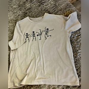 Shirt size Large. Color: Tan